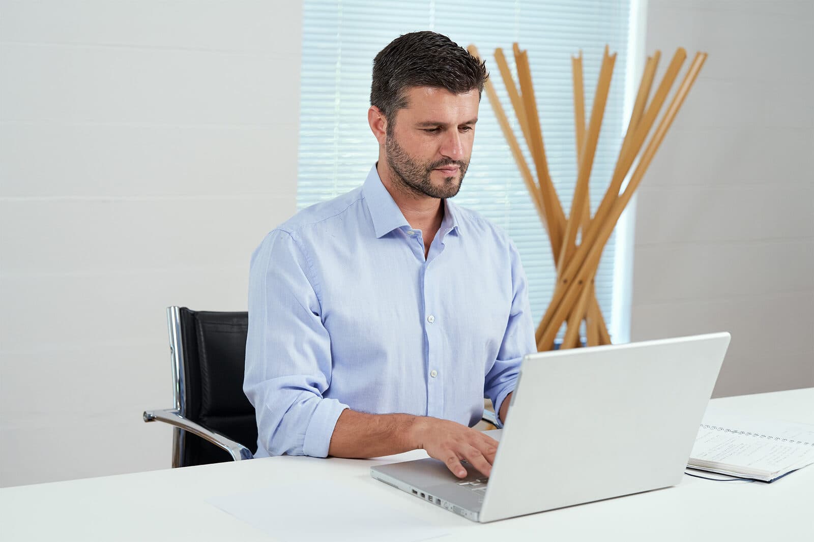 Geom. Lorenzo Armellin al computer mentre predispone la pratica